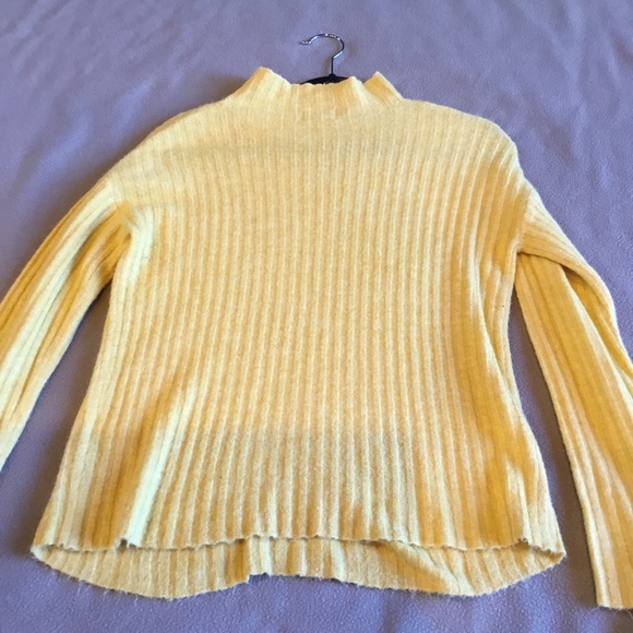 Pretty yellow sweater - Picture 5 of 6